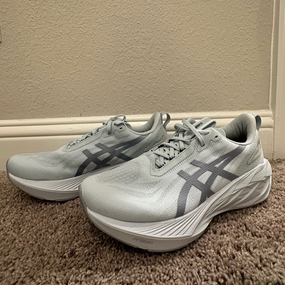 Size M 9.5 - ASICS Novablast 4 White Pale Mint